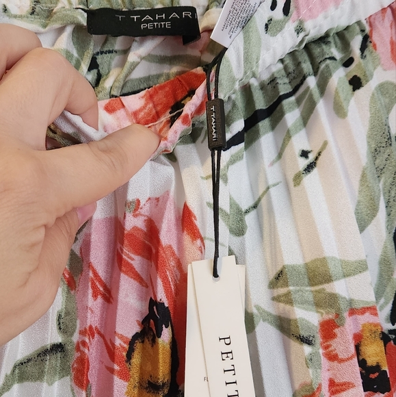 Tahari floral skirt, size XS petit, - Picture 3 of 3